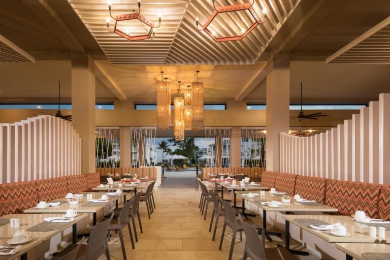 Restaurante principal con mesas y decoración tropical del hotel Emotions by Hodelpa Puerto Plata