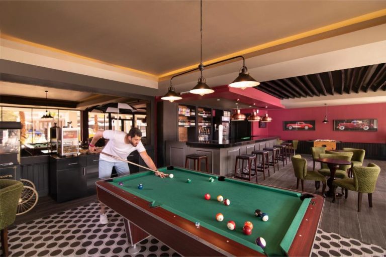 Sala de billar y bar con decoración vintage en Emotions by Hodelpa Puerto Plata
