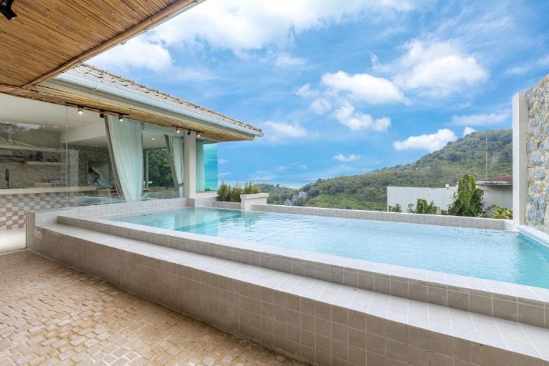Piscina privada con vistas a la montaña y al mar del Amala Grand Bleu Resort Hilltops