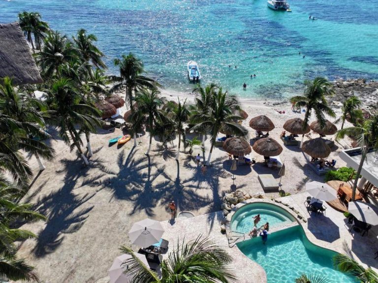 Vista aérea de la playa y piscina del Paamul Hotel con palmeras y aguas turquesas del Caribe