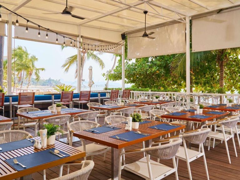 Terraza restaurante con vistas al mar y palmeras del Pullman Pattaya Hotel G en Tailandia