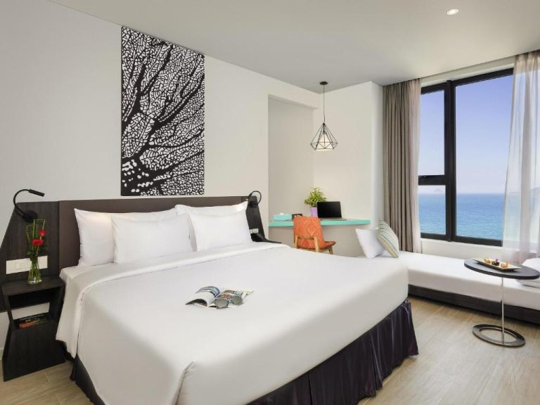 Habitación doble con cama king y vistas al mar en el hotel ibis Styles Nha Trang