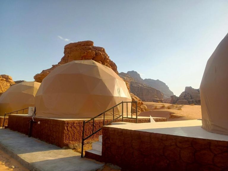 Domos geodésicos del Wadi Rum Marcanã Camp rodeados de formaciones rocosas en el desierto de Jordania