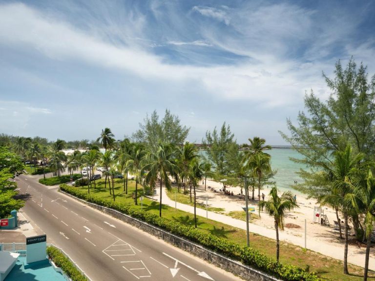 Vista aérea de la playa Junkanoo y el paseo marítimo junto al Courtyard by Marriott Nassau