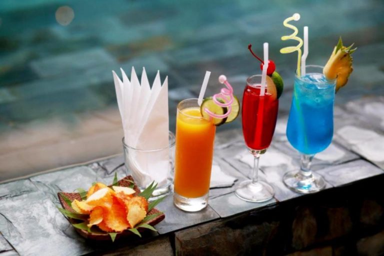 Cócteles tropicales con aperitivos junto a la piscina del Residence Indochine Suite