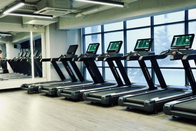 Sala de cintas corredoras con pantallas táctiles en el gimnasio moderno del The Somerset Hotel