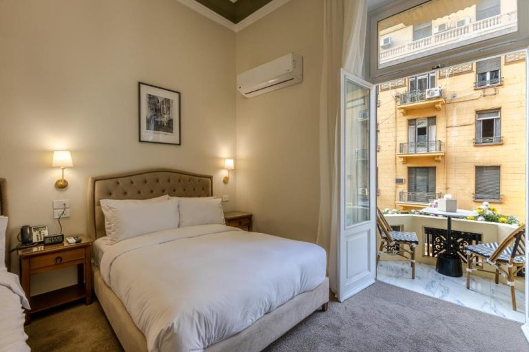 Habitación doble con balcón y vistas al edificio histórico en Cairo Inn The Royal