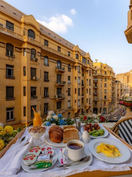 Desayuno completo en terraza con vistas al centro histórico de El Cairo en Cairo Inn The Royal