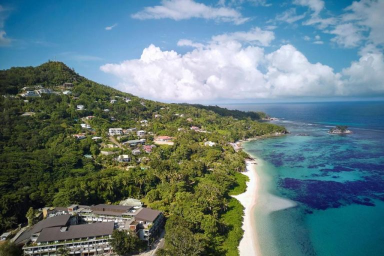 Vista aérea del resort Laïla Seychelles Tribute Portfolio con playa de arena blanca y aguas turquesas