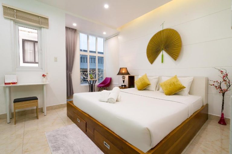 Habitación doble con cama king size y decoración tropical en Adventure Hotel, con ventanal y balcón