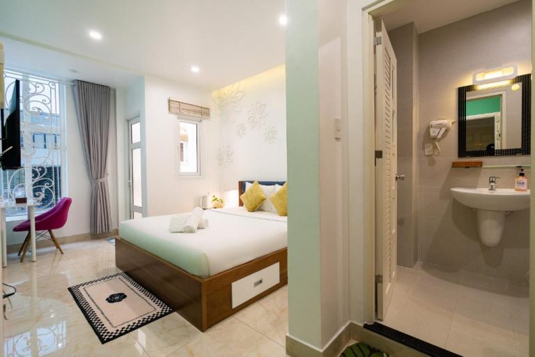 Habitación doble luminosa con baño privado y decoración floral en Adventure Hotel
