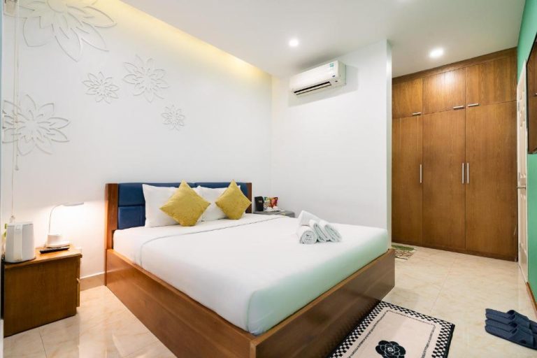 Habitación doble con cama matrimonial, armario de madera y aire acondicionado en Adventure Hotel