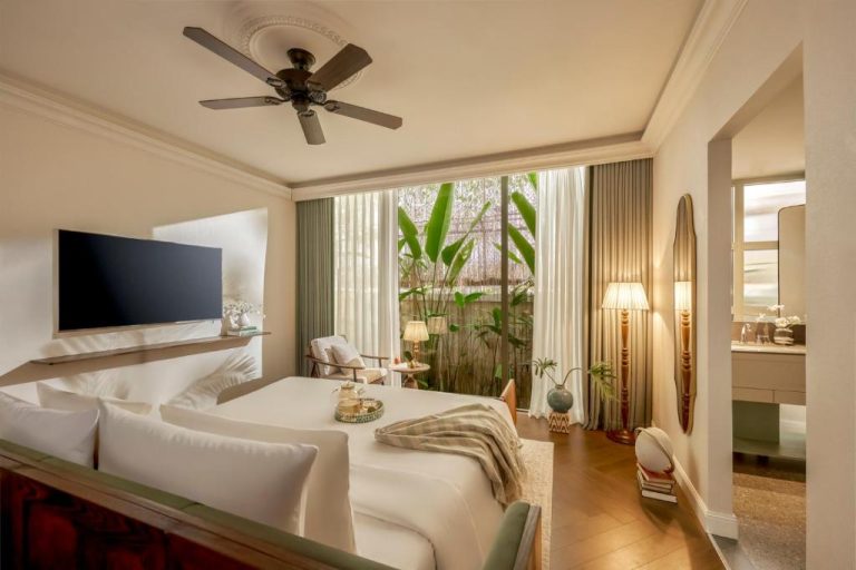 Habitación deluxe con cama doble, ventilador de techo y vistas al jardín tropical en President Maison Signature by M Village