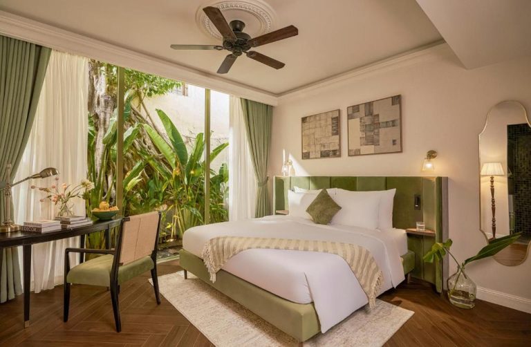 Habitación deluxe con jardín tropical y cama doble verde en President Maison Signature by M Village