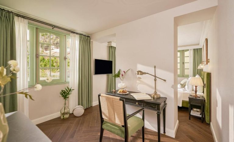 Escritorio de trabajo elegante con lámpara dorada en suite del President Maison Signature by M Village