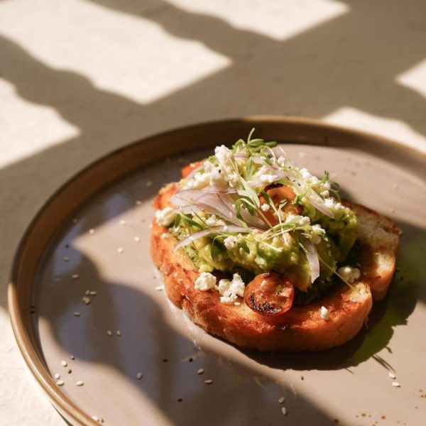 Tostada de aguacate con tomate, queso feta y microgreens en el restaurante del B Haus Hotel Boutique