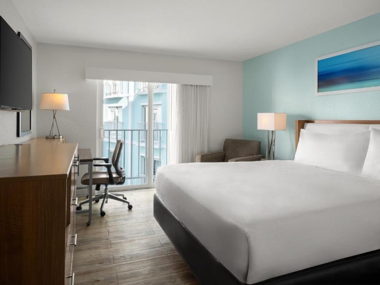 Habitación king con balcón y escritorio de trabajo en Courtyard by Marriott Nassau Downtown Junkanoo Beach