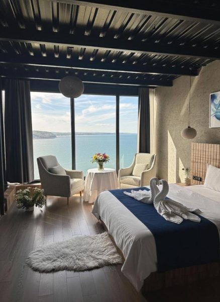 Habitación de lujo con cama doble y vistas panorámicas al mar en Marina Boutique Hotel Istanbul Airport