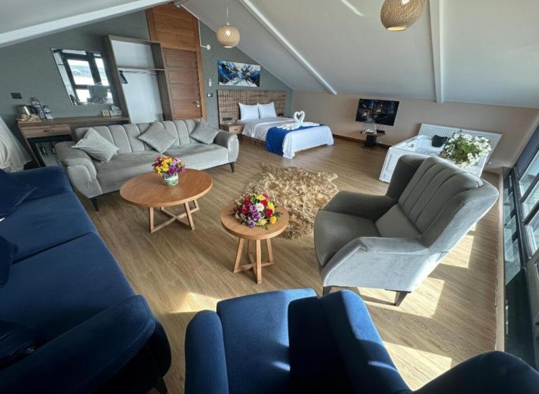 Suite amplia con salón, sofás y cama doble decorada en Marina Boutique Hotel Istanbul Airport