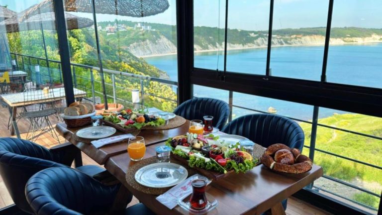 Desayuno turco con vistas al mar en Marina Boutique Hotel Istanbul Airport, mesa con meze y té