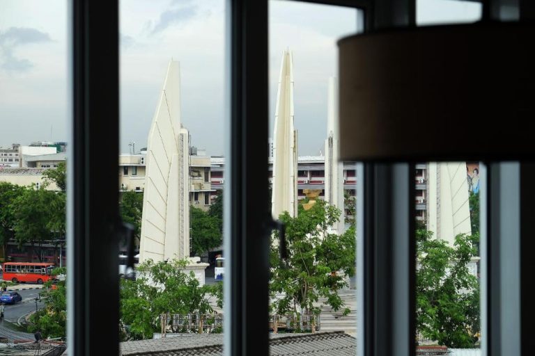 Vista del Monumento a la Democracia de Bangkok desde una ventana del Methavalai Residence Hotel