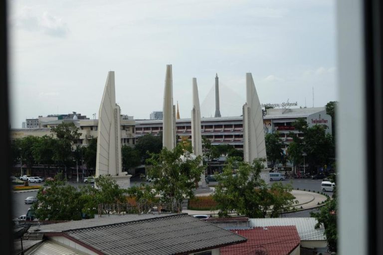 Vista del Monumento a la Democracia de Bangkok desde el Methavalai Residence Hotel con edificios y árboles