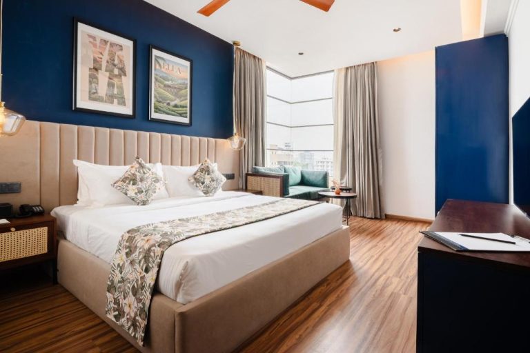 Habitación deluxe con cama king size y pared azul en el Hotel MK Colombo, Sri Lanka