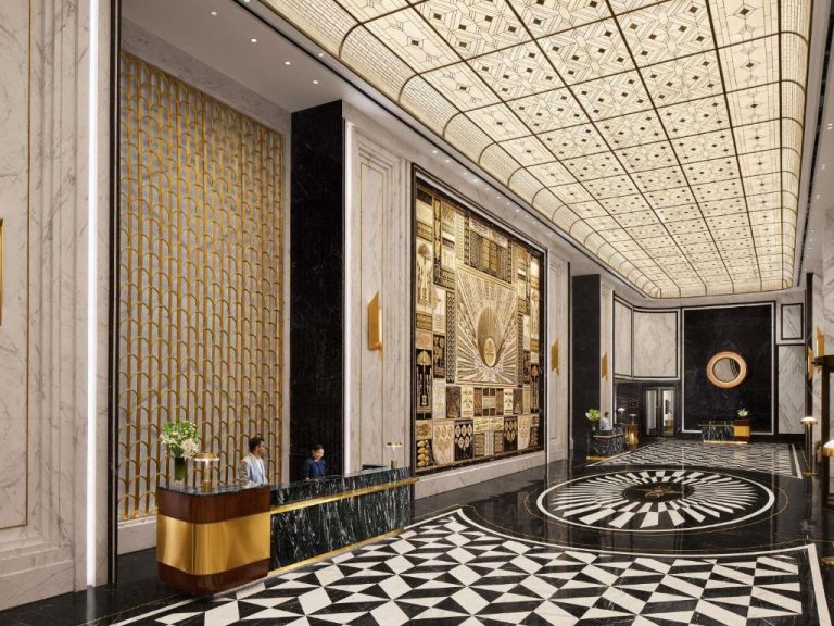 Lujoso lobby del Fairmont Mumbai con suelo de mármol en blanco y negro y decoración dorada art déco