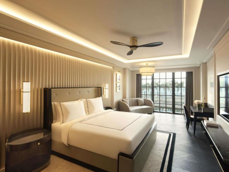 Habitación deluxe con cama king size y vistas al jardín en el Fairmont Mumbai