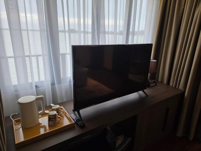 Televisor de pantalla plana y tetera eléctrica en habitación del Golden Palm Tree Suite Sepang, Malasia