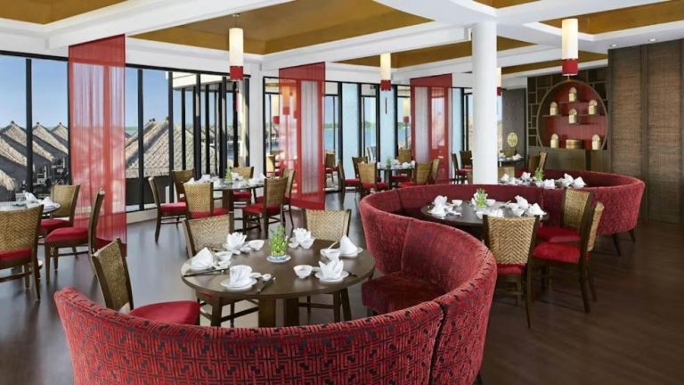Elegante restaurante chino con sillas rojas y vistas panorámicas en Golden Palm Tree Suite Sepang Malaysia