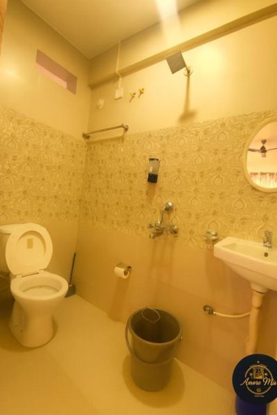 Baño privado con ducha, lavabo y sanitario en el Hotel Amore Mio Morjim Beach