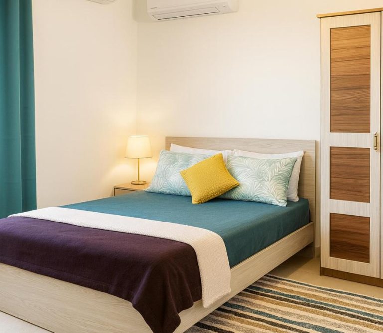 Habitación doble con cama matrimonial y decoración moderna en Grand Baie Holiday Apartment