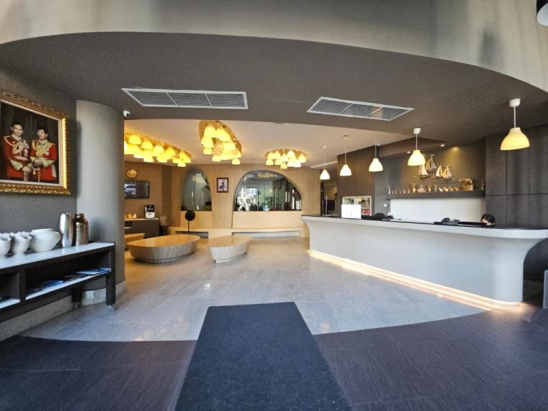Recepción y lobby del I Pavilion Hotel Phuket con mostrador de check-in y decoración moderna iluminada