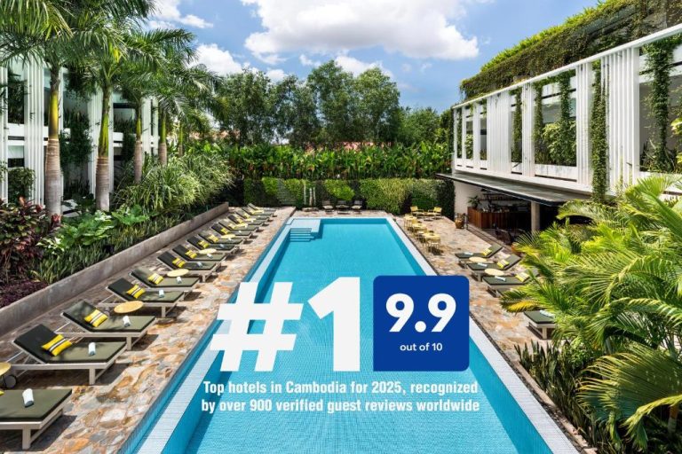 Piscina exterior rodeada de vegetación tropical en Viroth's Hotel, el mejor hotel de Camboya en 2025