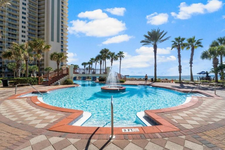 Piscina exterior con fuente y vistas al mar en Shores of Panama, Panama City Beach