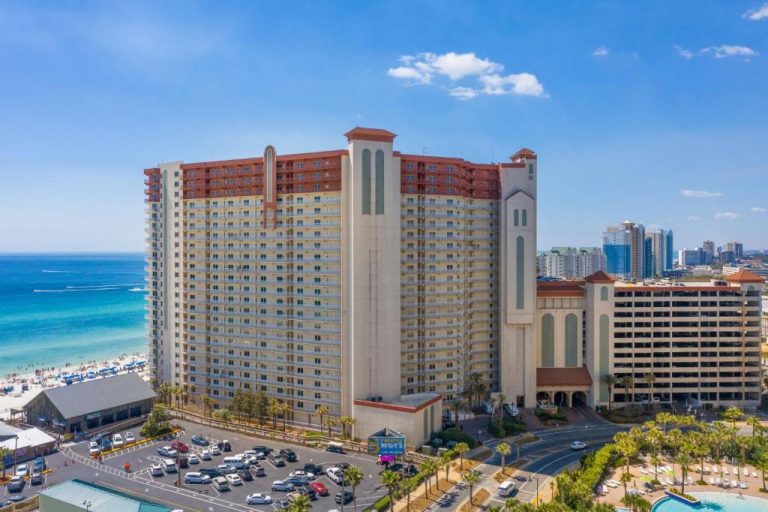 Vista aérea del hotel Shores of Panama en Panama City Beach con acceso directo a la playa y aparcamiento