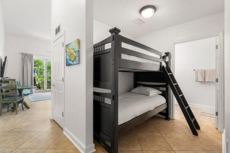 Habitación con litera de madera oscura en Shores of Panama unidad 108, planta baja con acceso fácil
