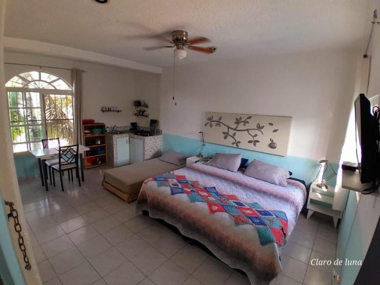 Habitación estudio con cama doble, cocina equipada y ventilador de techo en Claro de Luna