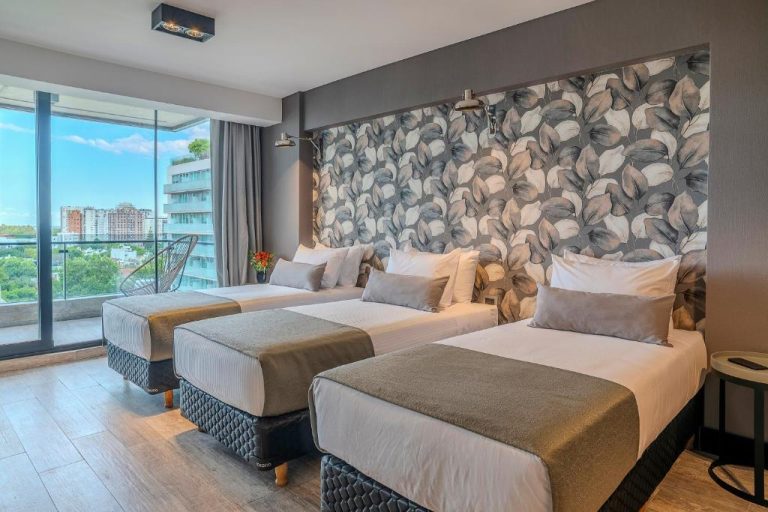 Habitación triple moderna con vista a la ciudad en Hotel Casa Joseph Libertador