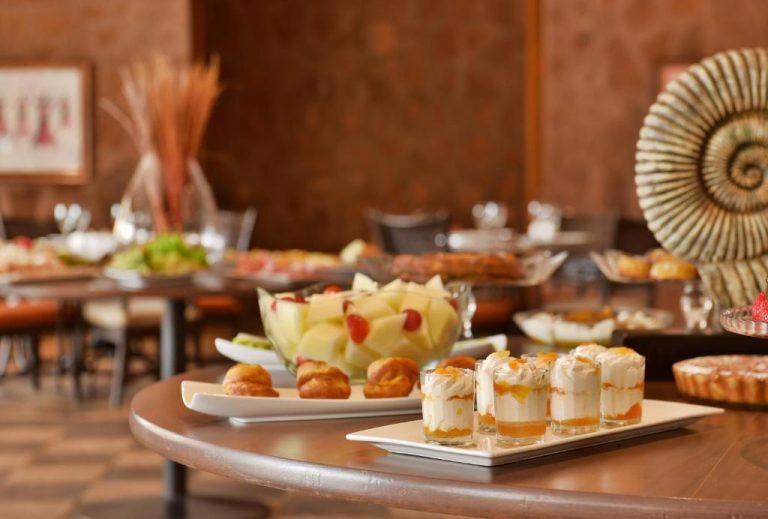 Buffet de postres y frutas frescas del Pestana Trópico con vasitos de crema y bollería