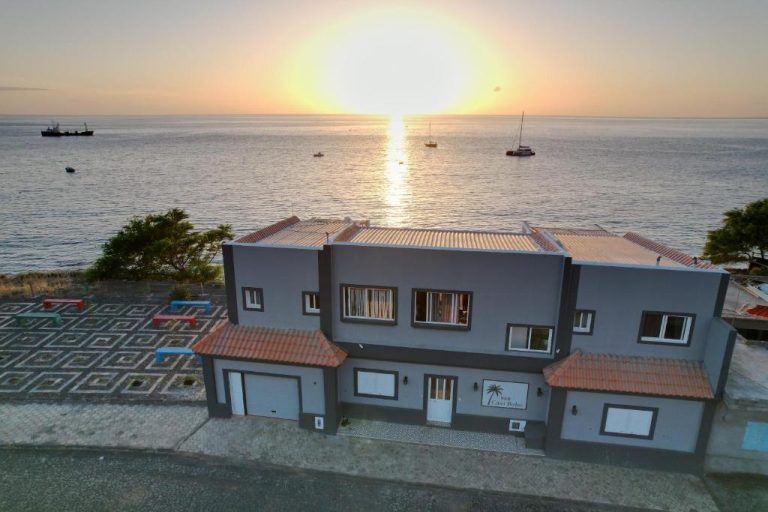Fachada exterior del B&B Casa Boho con vistas al mar y espectacular atardecer sobre el océano
