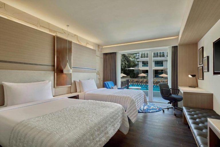 Habitación doble con vista a la piscina y balcón en Le Meridien Goa Calangute