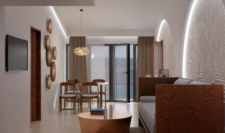 Suite con salón comedor, sofá y vistas al mar en el hotel Coral Strand Smart Choice