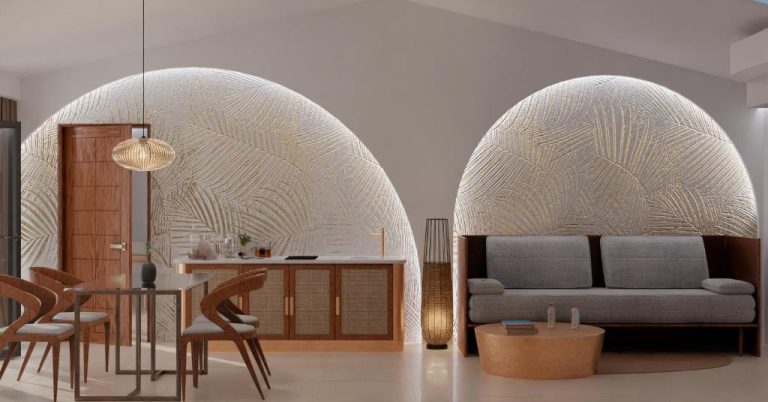 Elegante salón con arcos decorativos dorados y sofá gris en el Coral Strand Smart Choice Hotel