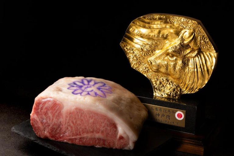 Corte de carne Wagyu Kobe certificada con trofeo dorado en Okinawa Harborview Hotel