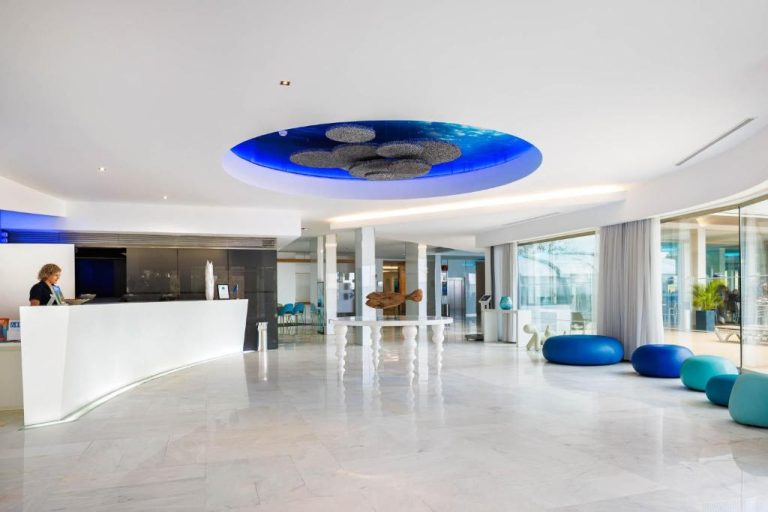 Recepción moderna y luminosa del Jupiter Algarve Hotel Beach & Spa con decoración en azul y blanco