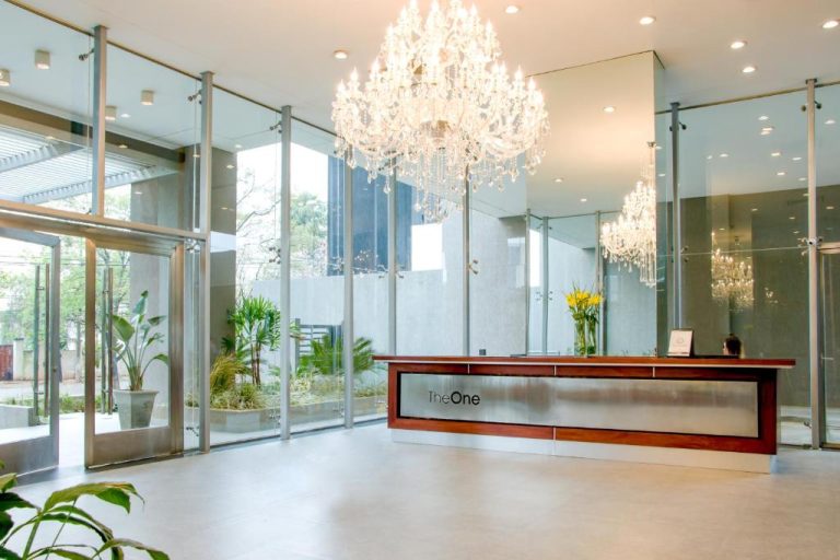 Lujosa recepción con araña de cristal del hotel Asunción Rent Suites Santa Teresa en Paraguay