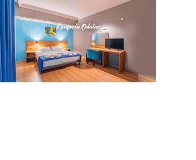 Habitación confortable con cama doble y escritorio en Hotel Master Plaza, decoración azul y madera