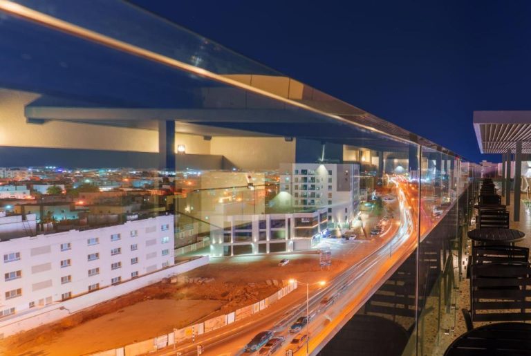 Vista nocturna de la ciudad desde la terraza del Jarzez Inn Hotel Azaiba con vistas a la avenida iluminada
